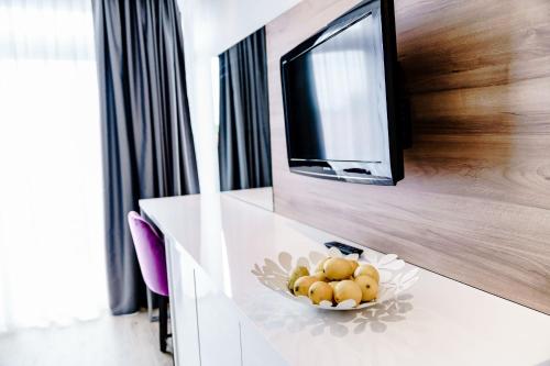 eine Schüssel Essen auf einem Tisch mit einem TV in der Unterkunft Haus am See Luxury HS 949 B in Hahnenklee-Bockswiese