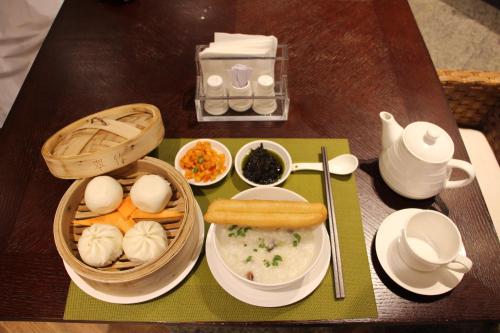 a table with a tray of food on a table at Howard Johnson Neodalle Resort Zhangjiajie in Zhangjiajie