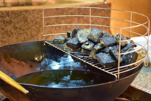 a bunch of brownies on a rack in a grill at Howard Johnson Neodalle Resort Zhangjiajie in Zhangjiajie