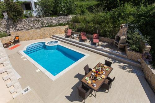 an overhead view of a swimming pool with a table and a swimming pool at Villa Avoca in Mlini