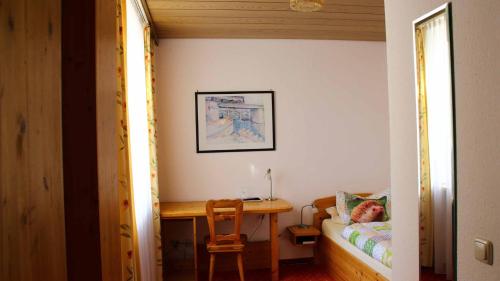 a bedroom with a desk and a bed and a table at Hotel Gasthof Zum weissen Lamm in Hohenberg an der Eger