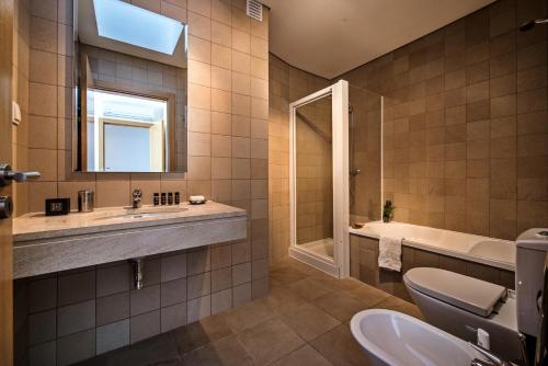 Kylpyhuone majoituspaikassa Fuseta Apartments - Bela Vista & Vista Mar - Penthouses