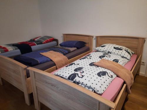 シュトゥットガルトにあるHigh-Quality in the heart of Stuttgart 4の二段ベッド4組が備わる客室です。