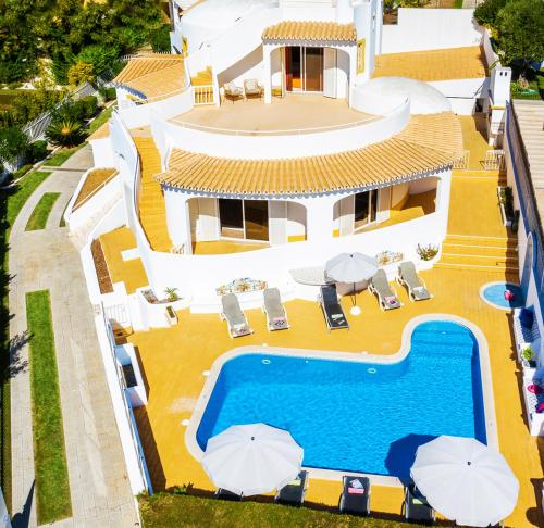 uma vista aérea de uma villa com piscina em Villa Grace Bay by Algarve Vacation na Guia