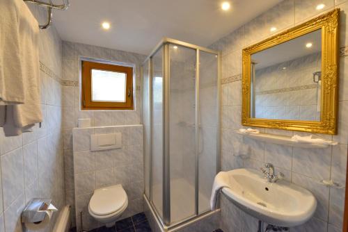 een badkamer met douche, wastafel en toilet bij Hotel Beretta in Achenkirch