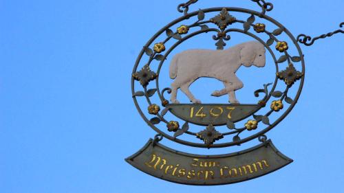 a sign with a horse on top of it at Hotel Gasthof Zum weissen Lamm in Hohenberg an der Eger
