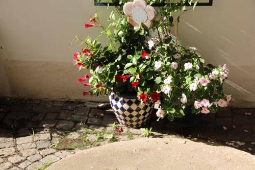 a vase filled with flowers sitting on the ground at Hotel Gasthof Zum weissen Lamm in Hohenberg an der Eger
