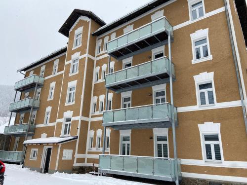 an apartment building with balconies on the side of it at Vordernberg Štýrské Alpy in Vordernberg