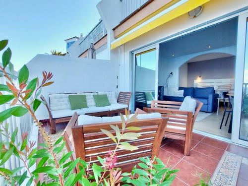 A seating area at Coastview Terrace Studio by TOR