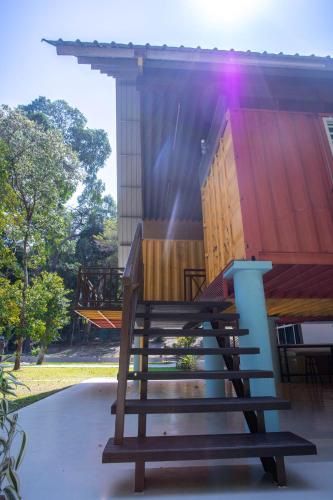 Bangunan di mana terletaknya vila ini