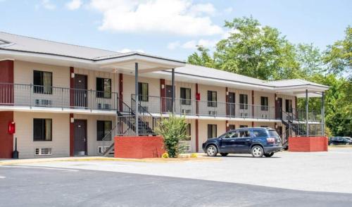 a car parked in a parking lot in front of a motel at Econo Lodge Vidalia in Vidalia
