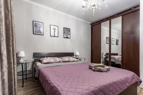  Кровать или кровати в номере Standard Brusnika Apartments on Babushkinskaya 