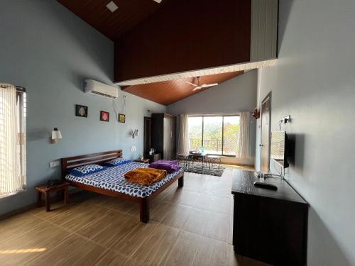 ein Schlafzimmer mit einem Bett in der Mitte eines Zimmers in der Unterkunft Rutu Enclave in Murud