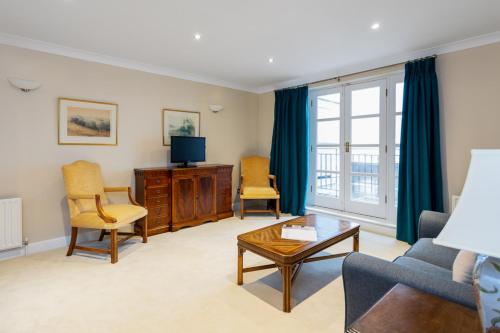 ein Wohnzimmer mit einem Sofa und einem TV in der Unterkunft Bright Tower Bridge Nest in London