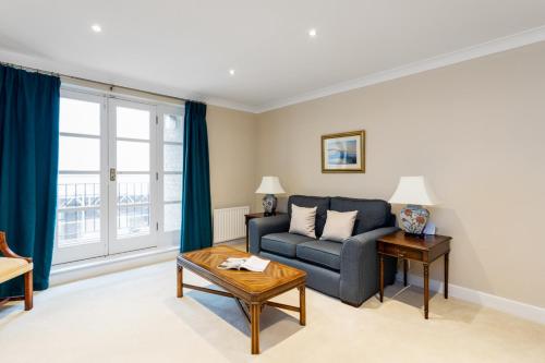 ein Wohnzimmer mit einem Sofa und einem Tisch in der Unterkunft Bright Tower Bridge Nest in London