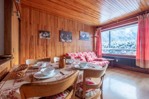 une salle à manger avec une table et un canapé dans l'établissement Apartment With Balcony Close To The Ski Slopes, à Chamonix-Mont-Blanc