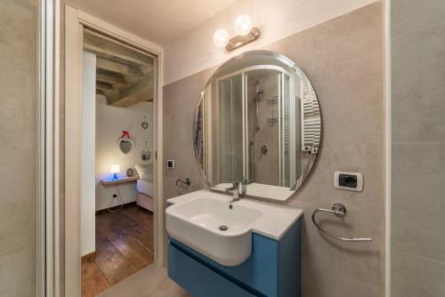 GuestHost - Foro Romano Stylish and Central Apartment