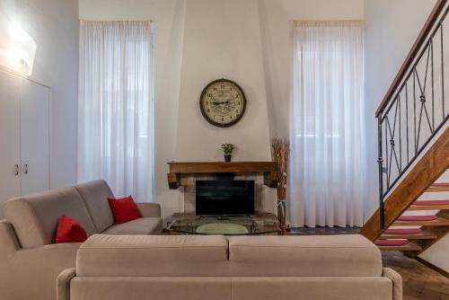 GuestHost - Foro Romano Stylish and Central Apartment