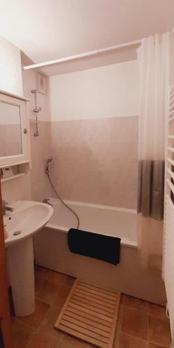 La salle de bains est pourvue d'un lavabo et d'une baignoire avec lavabo. dans l'établissement Le coeur des Memises, à Thollon-les-Mémises