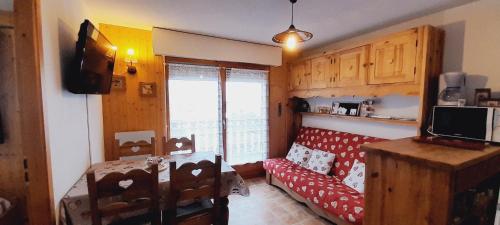 a living room with a couch and a window at Le coeur des Memises in Thollon