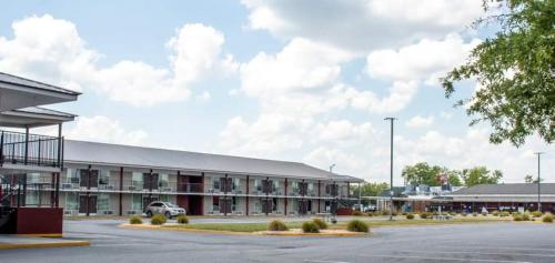 an empty parking lot in front of a building at Econo Lodge Vidalia in Vidalia