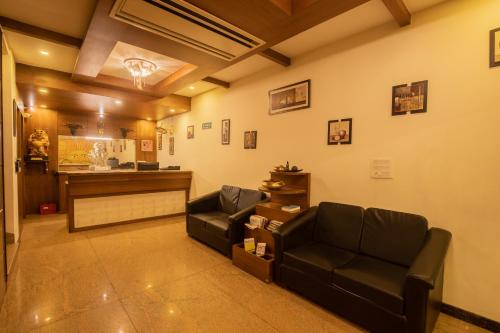 a waiting room with two chairs and a counter at Sri Krishna Palace in Hosūr