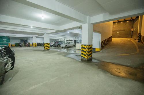 an empty parking garage with cars parked in it at Sri Krishna Palace in Hosūr