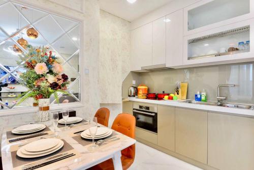 Η κουζίνα ή μικρή κουζίνα στο Vinhomes Landmark 81 Apartments- Christine Home