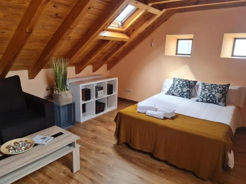 ein großes Schlafzimmer mit einem Bett und einem TV in der Unterkunft Praia Baluarte by Serendipia Turismo in San Pedro