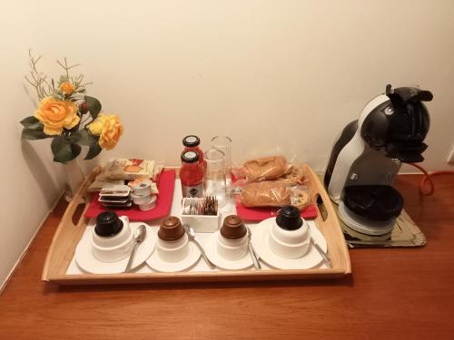 uma mesa com uma bandeja com copos e pratos em Why Not Roma Suite em Roma