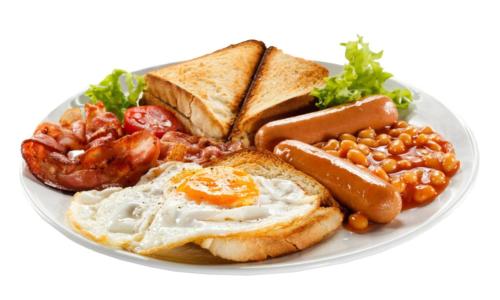 um prato de pequeno-almoço com ovos, bacon, feijão e torradas em Fina Gardens Resort, Naivasha em Naivasha