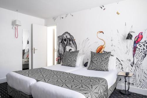 a bedroom with a bed with a bird on the wall at Hotel Astoria - Astotel in Paris