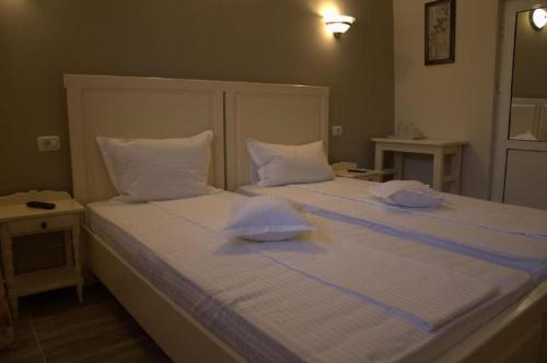 a bedroom with two beds with blue sheets and pillows at Pensiune Xe-Mar in Arad