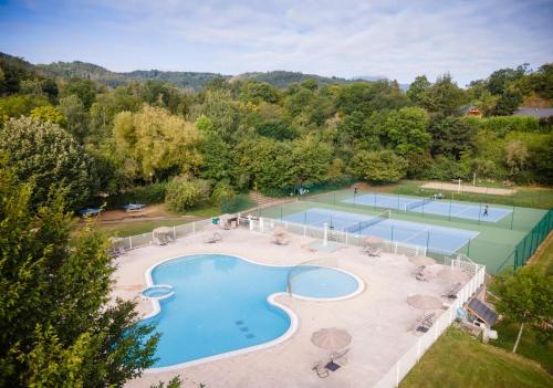 Ein Blick auf den Pool von der Unterkunft Huttopia Royat oder aus der Nähe