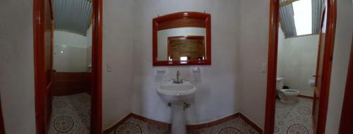 Cabañas camino realにあるバスルーム