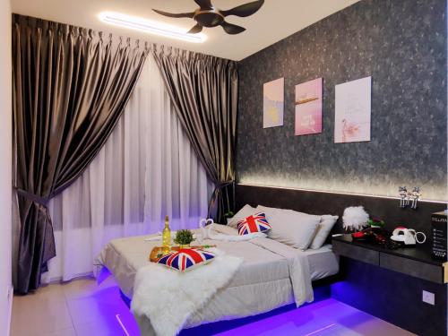 een slaapkamer met een groot bed met paarse verlichting bij Maxine Suites in Kuala Lumpur
