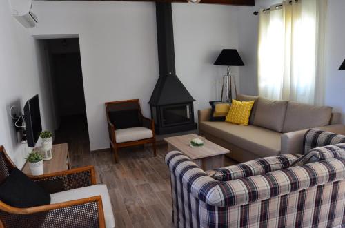 Una sala de estar con dos sofás y una chimenea. en Valley View, en El Chorro