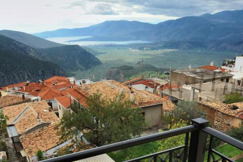 Vistas a una ciudad con montañas en el fondo en Castri Hotel, en Delfos