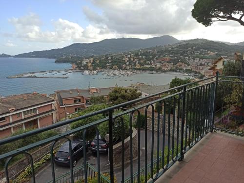 un balcón con vistas a un cuerpo de agua en Poggio dei sogni, en Rapallo