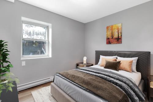 Imagen de la galería de Amazing 2bed apt w/ Deck and Private Entrance, en Ottawa