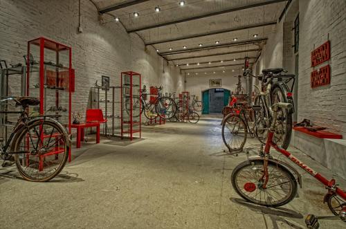 a room with many bikes parked in a building at Hotel zur Henne in Naumburg