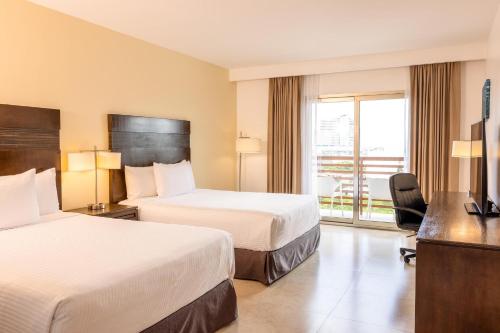 Postel nebo postele na pokoji v ubytování Wyndham Garden Cancun Downtown