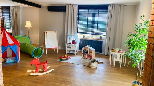 una stanza piena di giocattoli per bambini di Zajazd Valentino / Listopadowa 55 a Tomaszów Lubelski