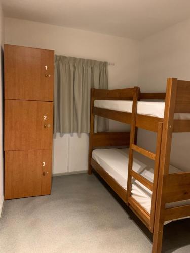 Meeting Hostel tesisinde bir ranza yatağı veya ranza yatakları