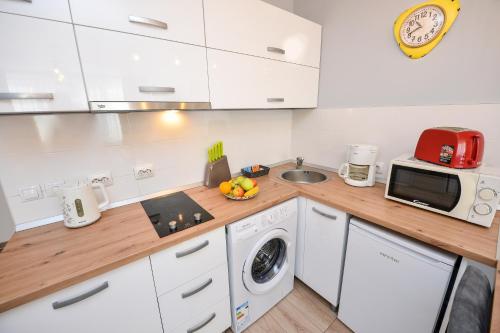 Dapur atau dapur kecil di One by One - by Grand Accommodation