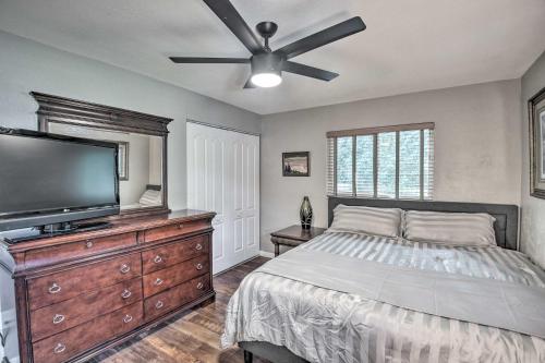 1 dormitorio con 1 cama y TV de pantalla plana en Deltona Lake House, Day Trip to Disney and Universal, en Deltona
