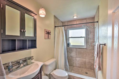 y baño con aseo, lavabo y ducha. en Deltona Lake House, Day Trip to Disney and Universal, en Deltona