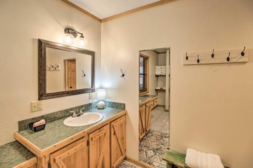 Kúpeľňa v ubytovaní Piney Bluff Retreat with Mountain Views!