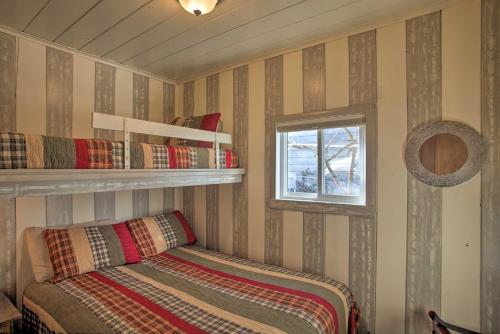 מיטה או מיטות בחדר ב-Charming Lakefront Cabin with Deck and Fire Pit!