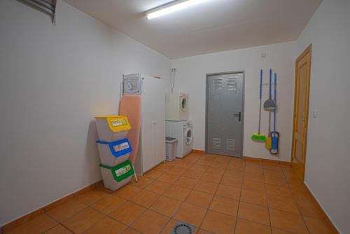 ein Bad mit einem Zimmer mit einem WC und Fliesenboden in der Unterkunft A Casa da Tía Babel in O Casal Pontevedra